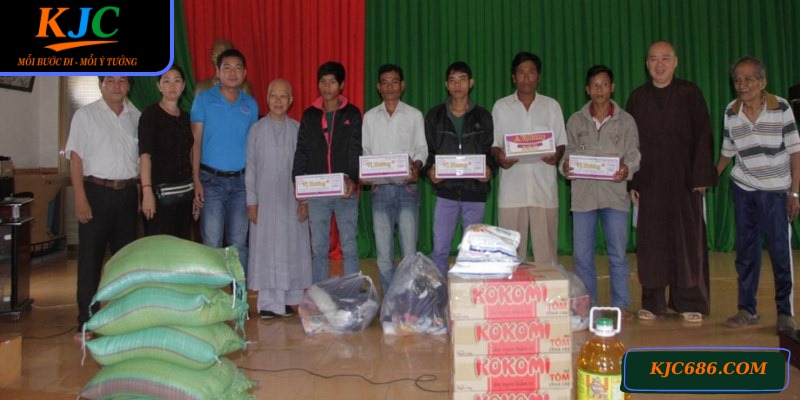 1000 phần quà Bùi Viện được tổ chức với quy mô lớn